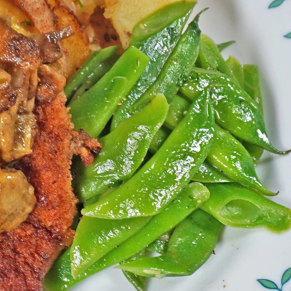 Zuckererbsen als Beilage Zuckerschoten als Beilage zu Schnitzel