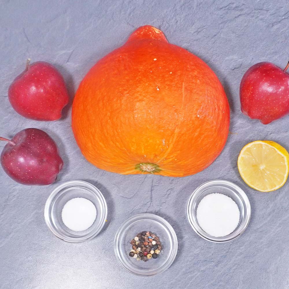 Zutaten für rohen Kürbissalat Zutaten für Kürbissalat mit Apfel