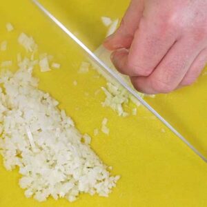 fein geschnittene Zwiebeln