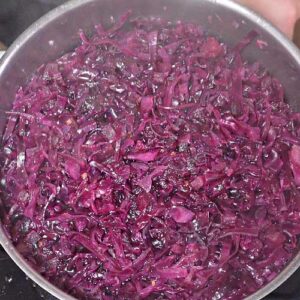 selber gemachter Apfel-Rotkohl