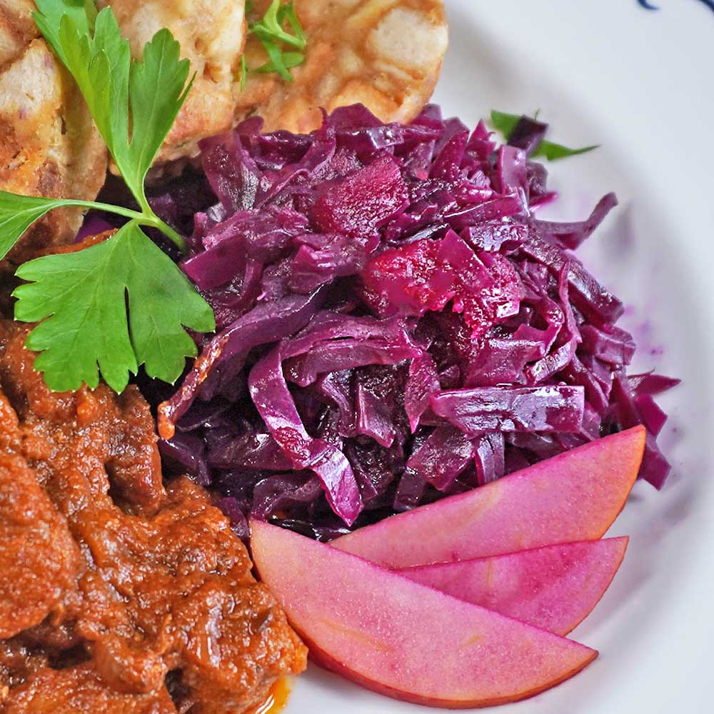 Apfelrotkohl als Beilage zu Gulasch
