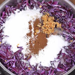 Apfelrotkohl würzen