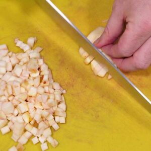 Apfel in Würfel schneiden