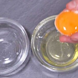 Ei in Eigelb und Eiweiß trennen