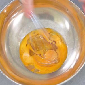 Eigelb mit Honig verrühren