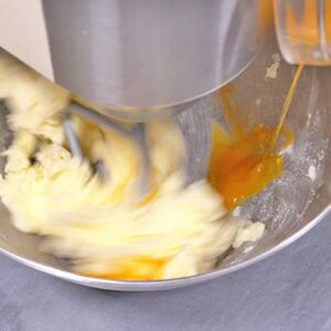 Eigelb und Wasser dazugeben