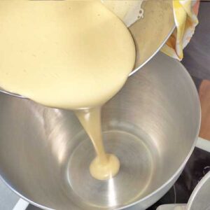 Eimasse in Rührmaschine geben