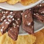 Schokoladenkekse auf dem Kuchenteller