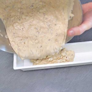 Lebkuchenparfait in Form füllen