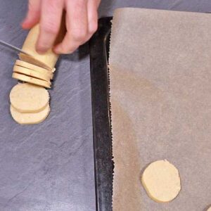 Mandelkekse schneiden und auf Backbleck legen