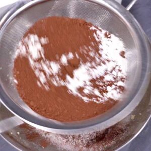 Mehl Backpulver Kakao sieben