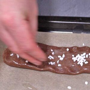 Mit Eiweiß bepinseln und Hagelzucker bestreuen