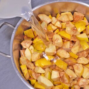 Quitten mit Wasser bedecken