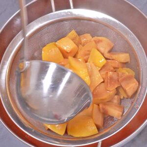 Quitten durch Sieb passieren