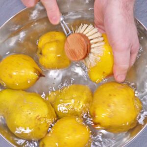 Quitten im Wasser abbürsten