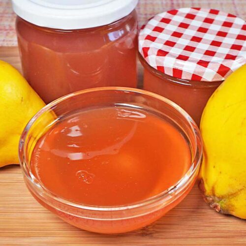 selbst gemachtes Quittengelee im Glas
