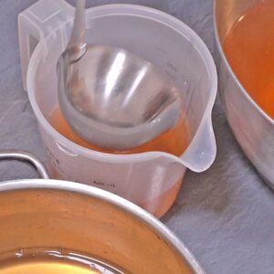 Quittensaft im Messbecher