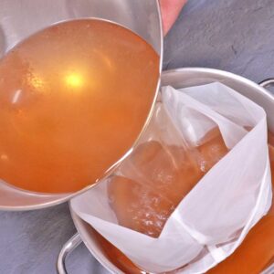 Quittensaft durch Nussmilchbeutel passieren