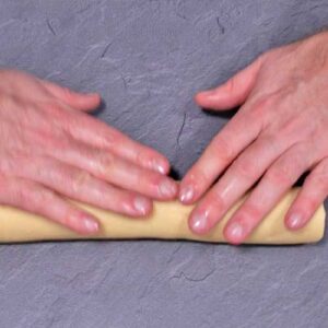 Keksteig in Rollen formen