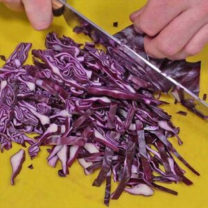 Rotkohl in Streifen schneiden