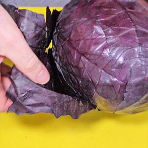 äußere Blätter vom Rotkohl entfernen