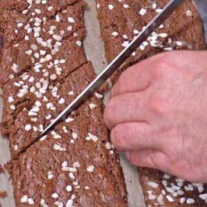 Schokoladenkekse in Schrägen schneiden