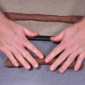 Schokoladenteig in Längen rollen