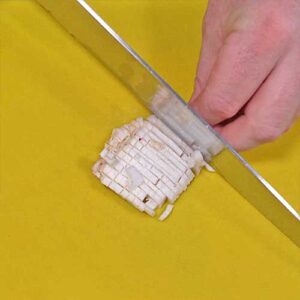 Rückenspeck in Würfel schneiden