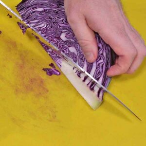 Strunk vom Rotkohl entfernen