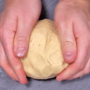 Teig für Mandelkekse kneten