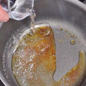 Wasser auf karamellisierten Zucker gießen