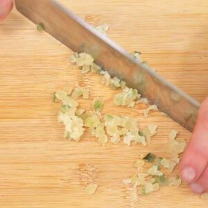 Zitronat und Orangeat kleinschneiden