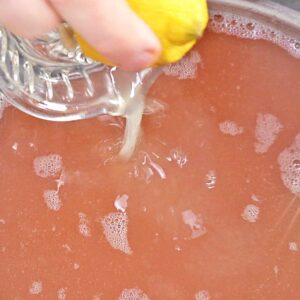 Zitronensaft dazugeben