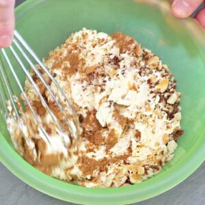 Zutaten unter die Schlagsahne heben