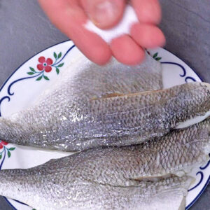 Doradenfilet mit Salz würzen