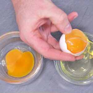 Eigelb im Schälchen