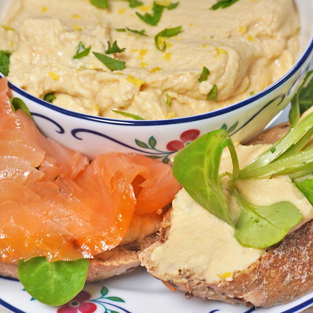 selbst gemachtes Hummus als Aufstrich