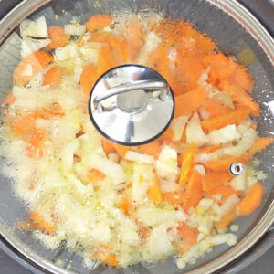 Fenchel-Möhren-Gemüse in der Pfanne dünsten