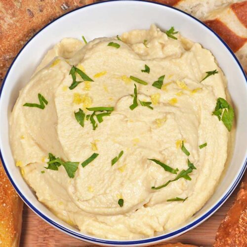 Hummus mit Brötchen