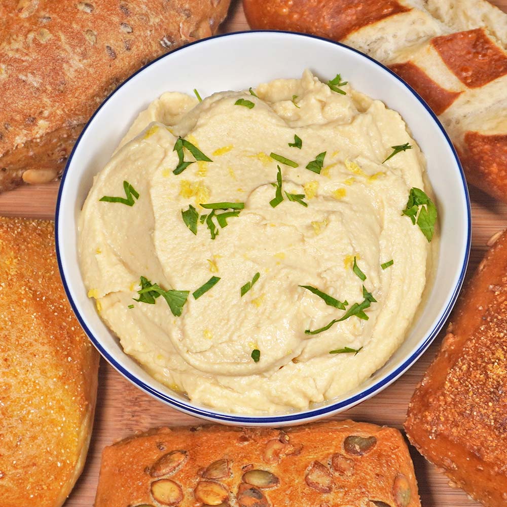 Hummus mit Brötchen