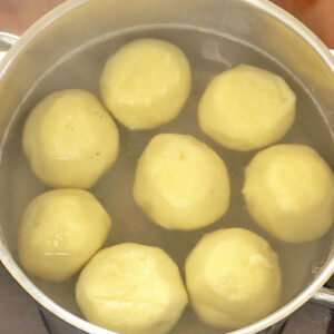 Kartoffelklöße ziehen lassen