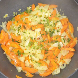 Kräuter auf dem Fenchel Möhren Gemüse