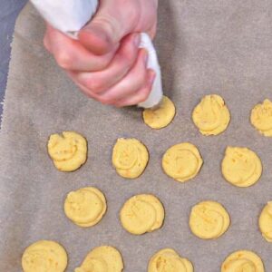 Orangen-Marzipan-Kekse aufspritzen