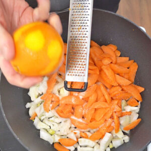 Orangenschale abreiben