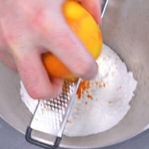 Orangenschale abreiben