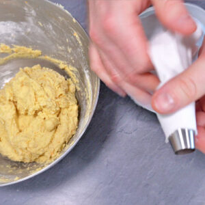 Spritzsack mit Lochtülle befüllen