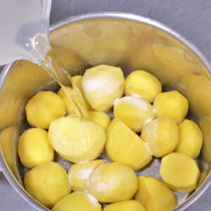 Wasser auf Kartoffeln gießen