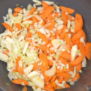 Zwiebelwürfel dazugeben