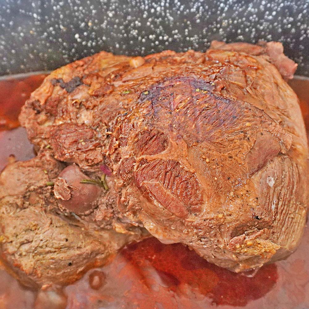 Geschmorte Lammkeule im Bräter