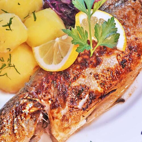 Wolfsbarsch im Ganzen mit Kartoffeln und Rotkohl
